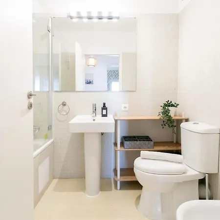 Modern 2bdr Flat In The City's Heart! * Lisbona